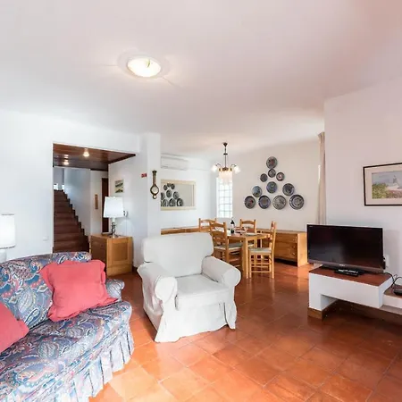 Lovelystay 3 Bedroom House In Vilamoura Hébergement de vacances Cavacos